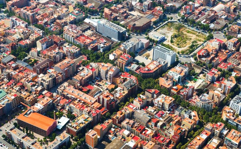 Vogelperspektive auf ein Stadtquartier mit Grüninseln und dichter Bebauung