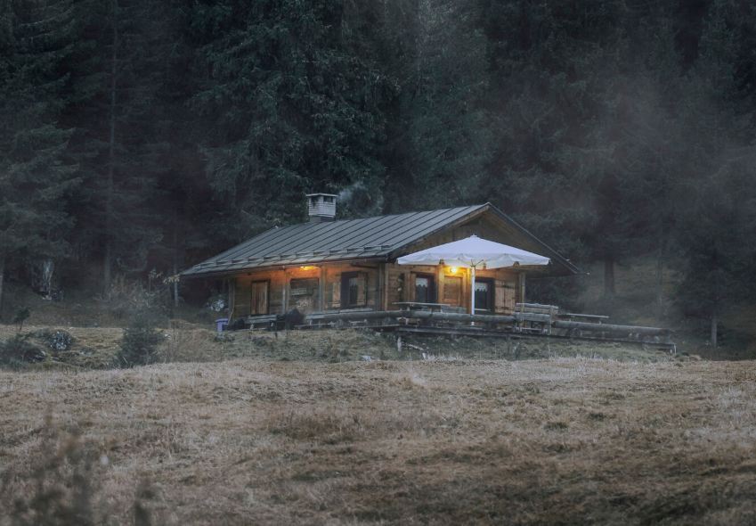 Maisonnette en périphérie, vide autour