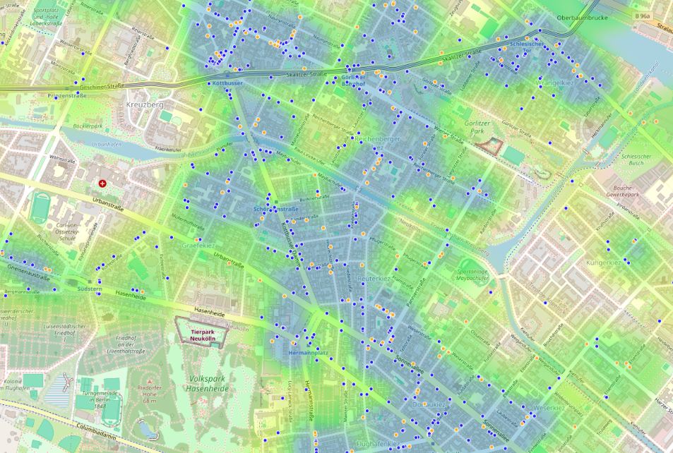 Interfejs HotMap: wybrany punkt, nałożona mapa cieplna bilansu — zielone strefy maksymalnej koncentracji czynników pozytywnych